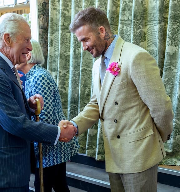 David Beckham được phong tước hiệp sĩ: Gia đình tự hào, con trai cả im lặng