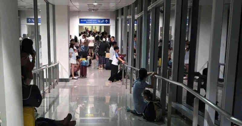 Hành khách `mắc kẹt` 30 phút trong ống lồng ga đến Tân Sơn Nhất vì lý do bất ngờ
