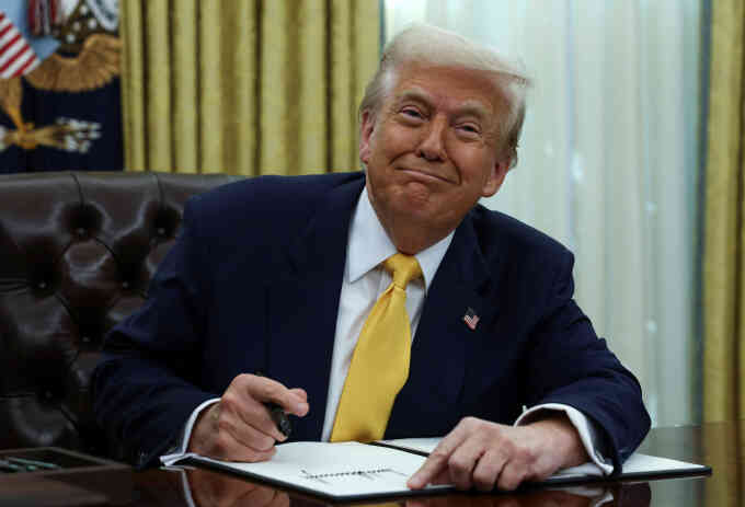 Ông Trump thu hơn 600 triệu USD từ tiền số, sân golf