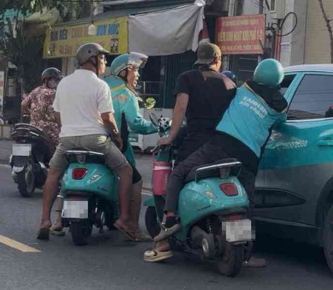 Xác minh vụ tài xế taxi công nghệ bị nhiều người hành hung, đập phá xe giữa phố