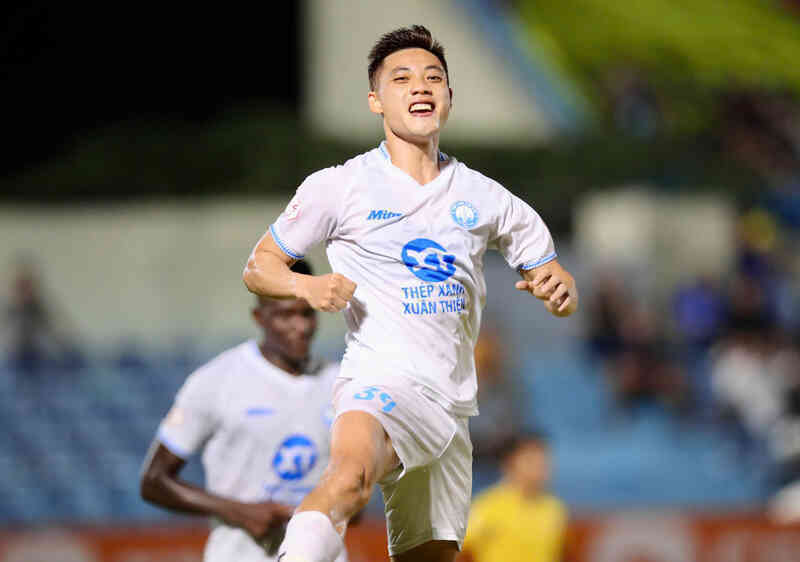 Xuân Son cùng Nam Định ăn mừng cực sung chức vô địch V-League