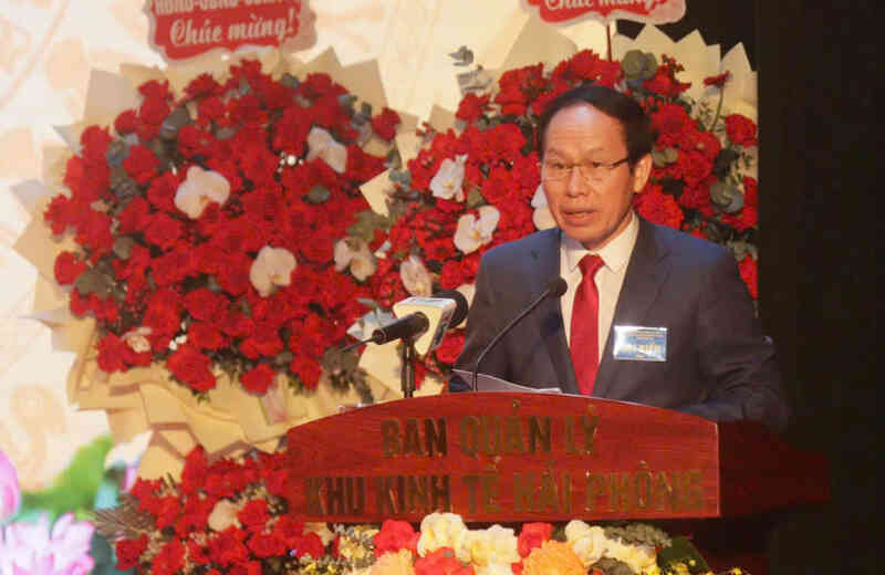 Ban quản lý Khu kinh tế Hải Phòng nhận Cờ thi đua của Chính Phủ