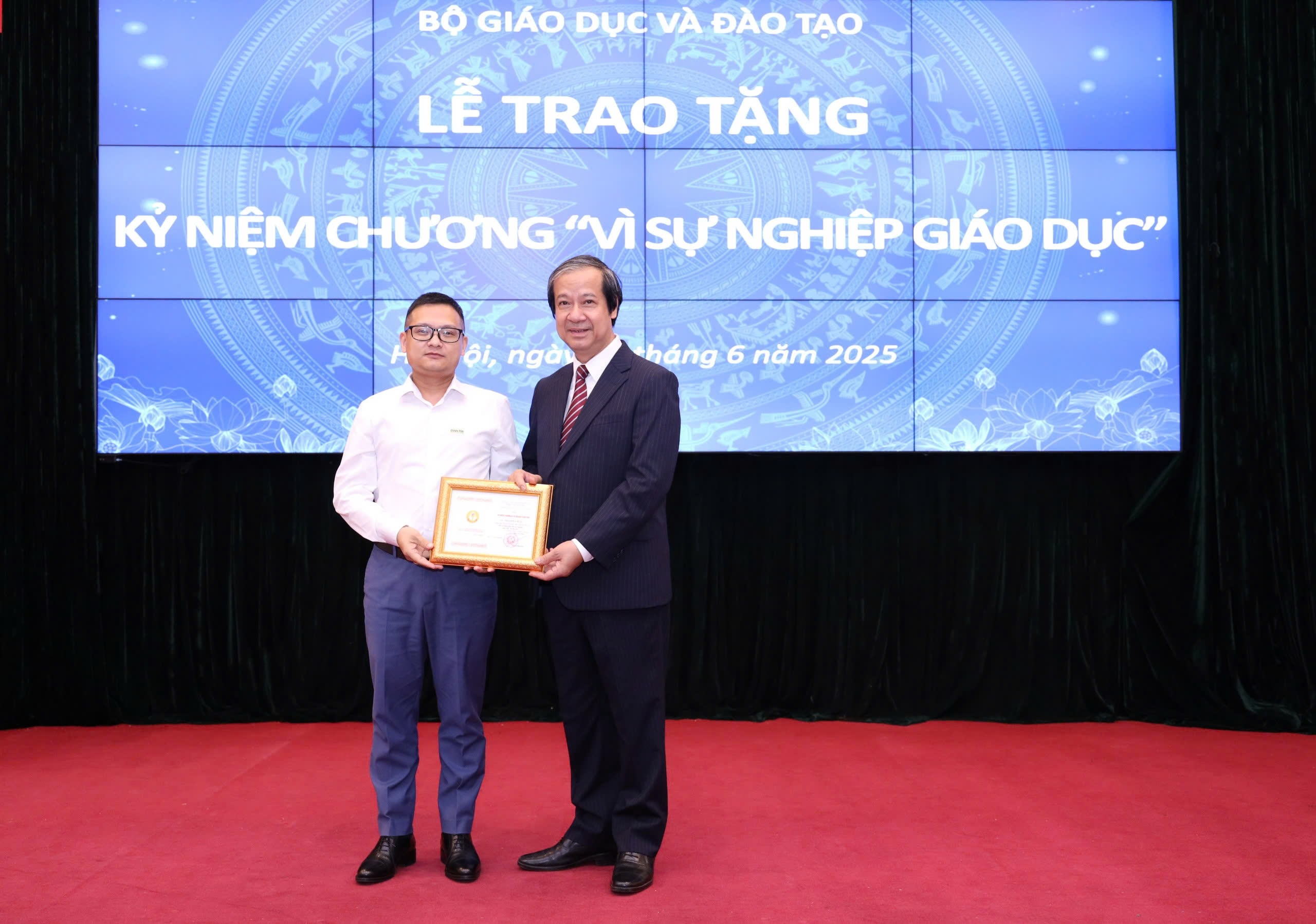 Báo Dân trí nhận kỷ niệm chương "Vì sự nghiệp giáo dục"