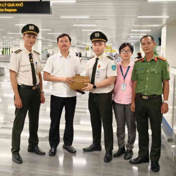 Hành khách bỏ quên gần 600 triệu đồng ở ga T3 Tân Sơn Nhất