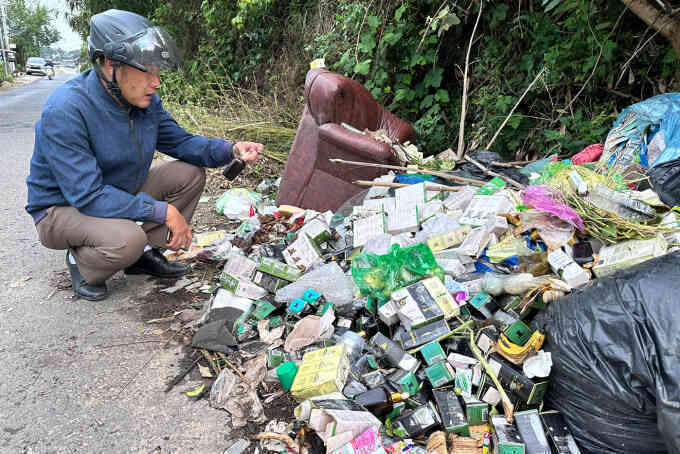 Mỹ phẩm bị vứt thành đống ven đường ở Đà Lạt