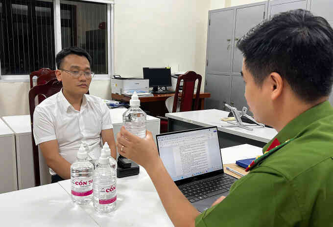 Phó chủ tịch thị trấn ở Hà Nội bị bắt vì sản xuất cồn giả