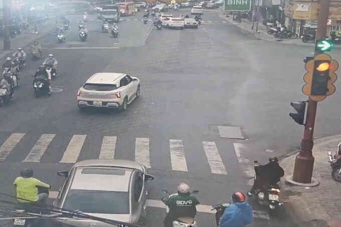 Tài xế không bị phạt vượt đèn đỏ vì chở người đi cấp cứu