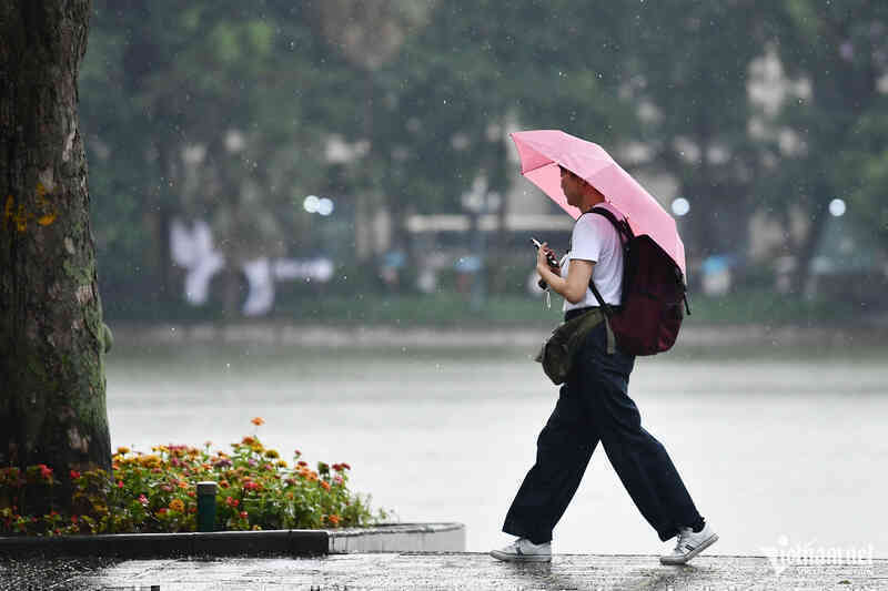 Thời tiết Hà Nội 3 ngày tới: Mưa giông nhiều vào chiều tối, sau lại nắng gắt