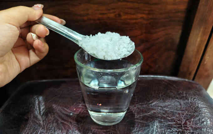 Uống nước muối mỗi ngày có tốt cho người bệnh thận, huyết áp cao?