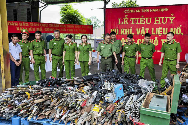 Công an Nam Định tiêu hủy hàng nghìn vũ khí, trong đó có nhiều súng CKC