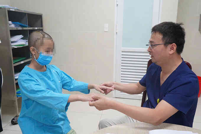 Cứu sống bé 13 tuổi đột quỵ khi tập văn nghệ