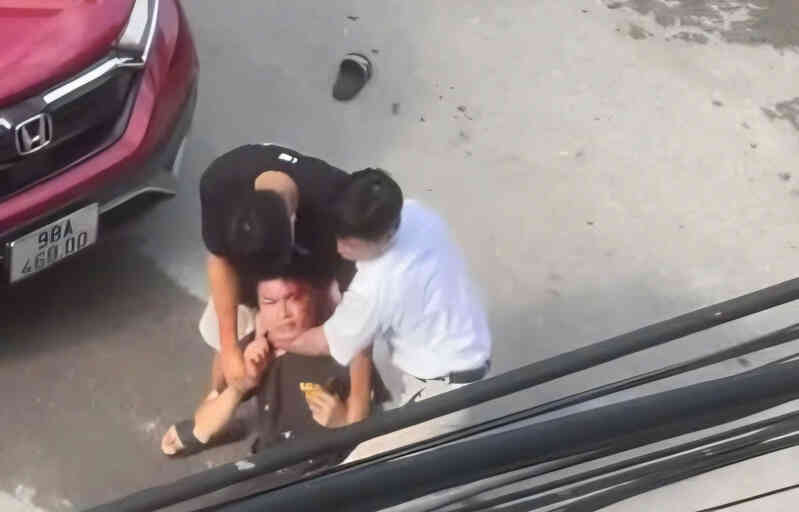 Điều tra vụ 2 cha con đánh người chảy máu đầu còn hỏi `có biết tao là ai không`