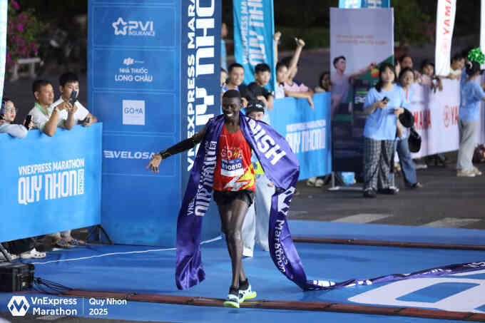 Hành trình 8.000 km vô địch VM Quy Nhơn của runner Kenya