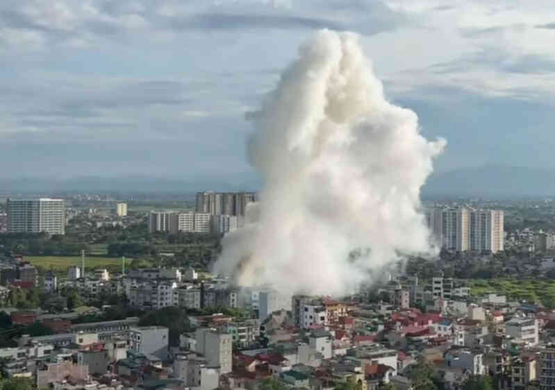 Sau tiếng nổ lớn, ngôi nhà 4 tầng ở Hà Nội bốc cháy ngùn ngụt