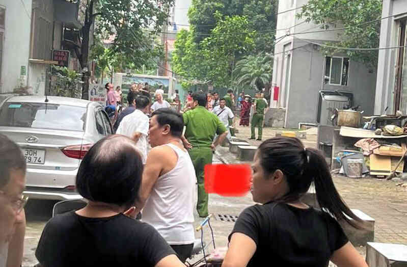 Sau tiếng `rầm` lớn, người đàn ông rơi xuống tử vong ở khu chung cư Hà Nội