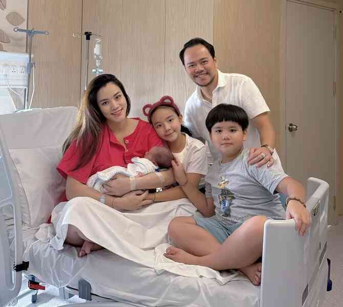 Diễn viên Trang Nhung sinh con thứ 3, rạng rỡ bên chồng đạo diễn
