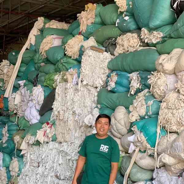 Đường đi của hàng chục nghìn tấn quần áo cũ tại Việt Nam