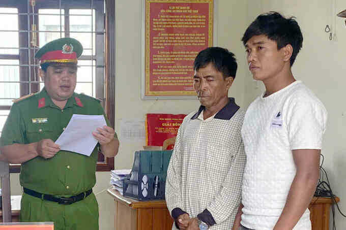 Hai cha con bị bắt vì đánh họ hàng