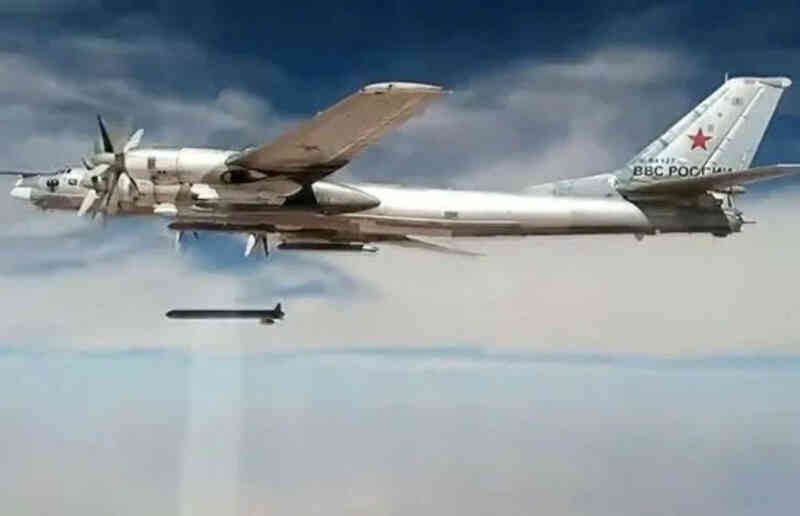 Tu-95 bị UAV Ukraine đánh thẳng sào huyệt, vũ khí chiến lược Nga lộ tử huyệt?