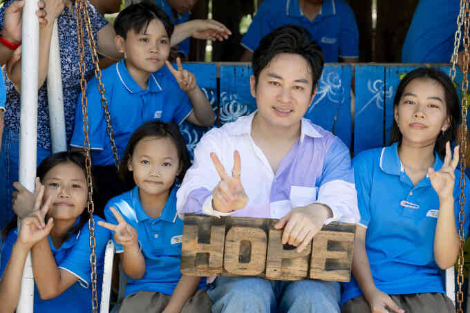 Tùng Dương hát cùng học sinh Trường Hy Vọng