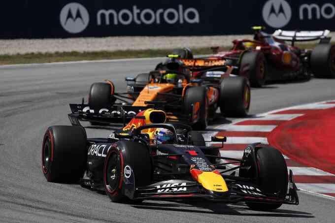 Verstappen bị phạt 10 giây vì húc đối thủ trên đường đua F1