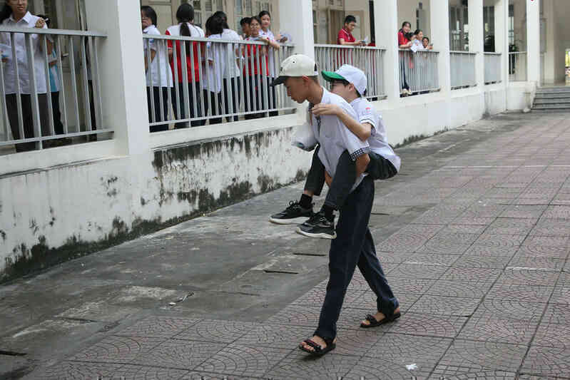 Xúc động hình ảnh nam sinh cõng bạn đến phòng thi vào lớp 10 tại Quảng Ninh
