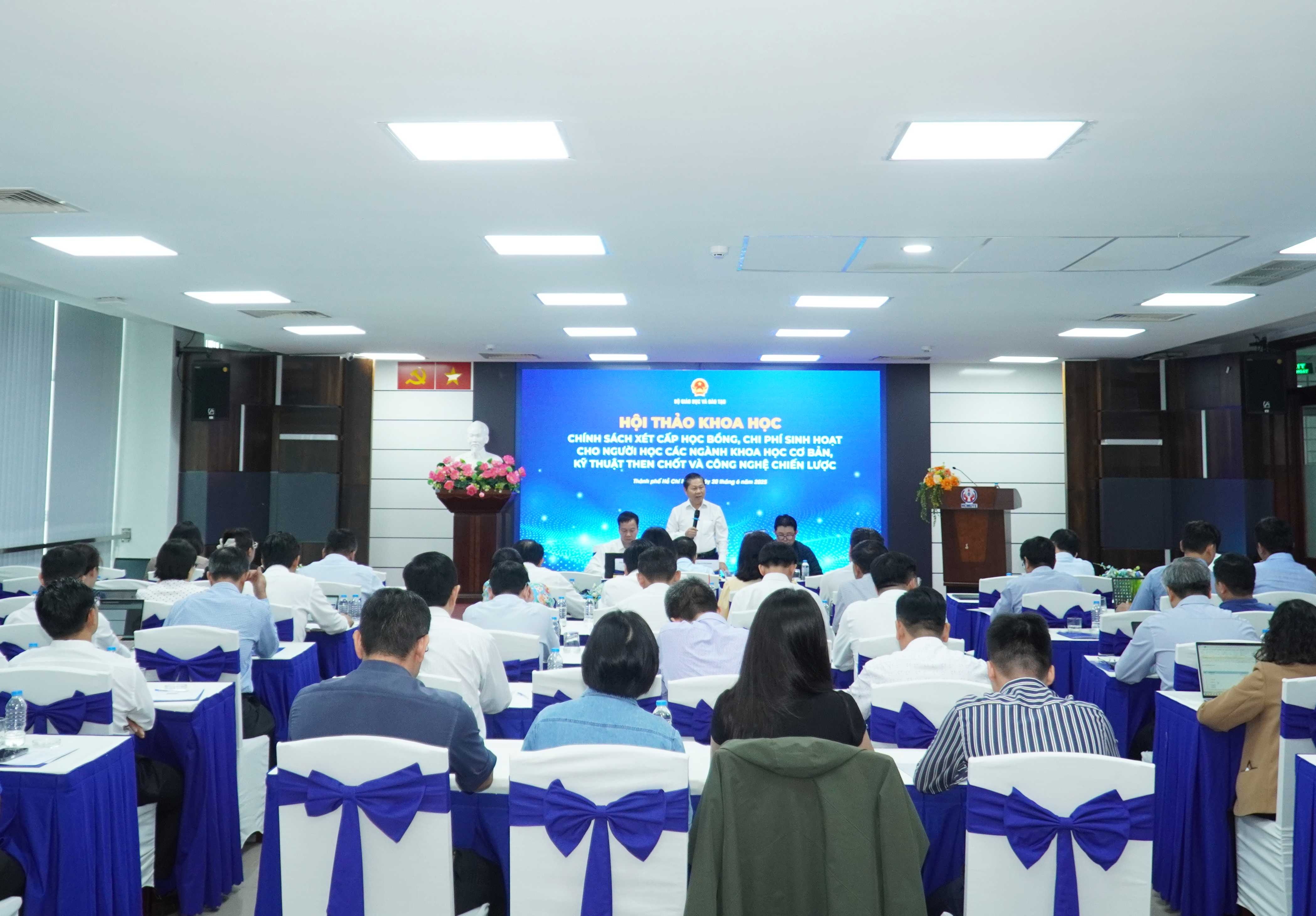 Đề xuất hỗ trợ 3,6 triệu/tháng cho sinh viên hàng chục ngành "hot"