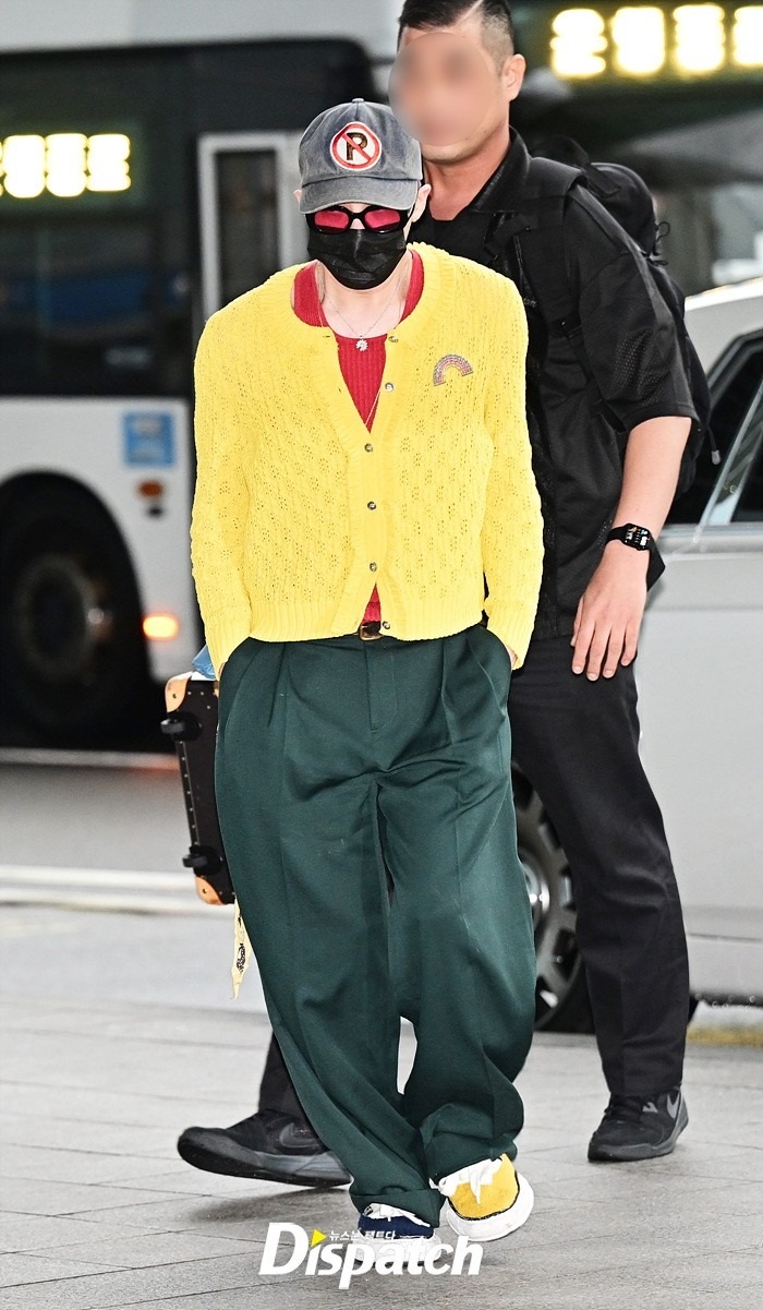 G-Dragon mặc nổi bật ở sân bay khi đến Việt Nam, được fan khen tinh tế