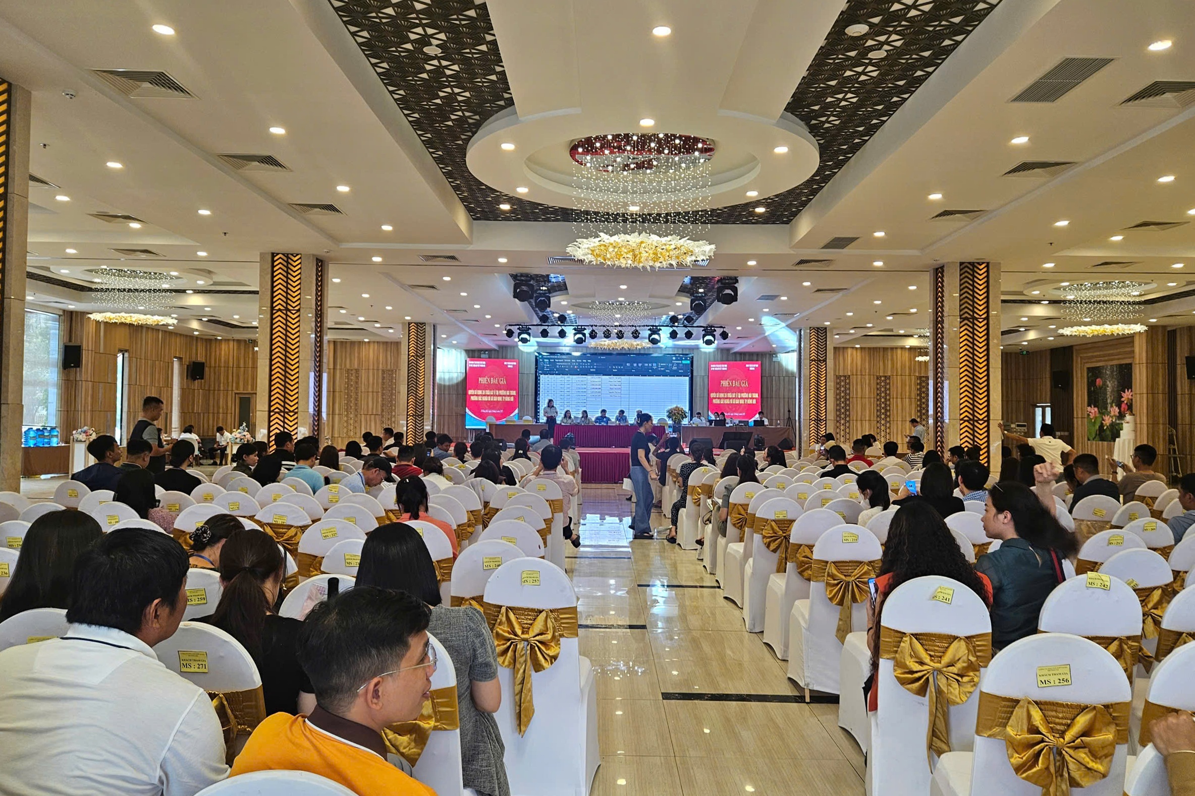 Tạm dừng đấu giá đất tại Đồng Hới vì người tham gia trả cao bất thường