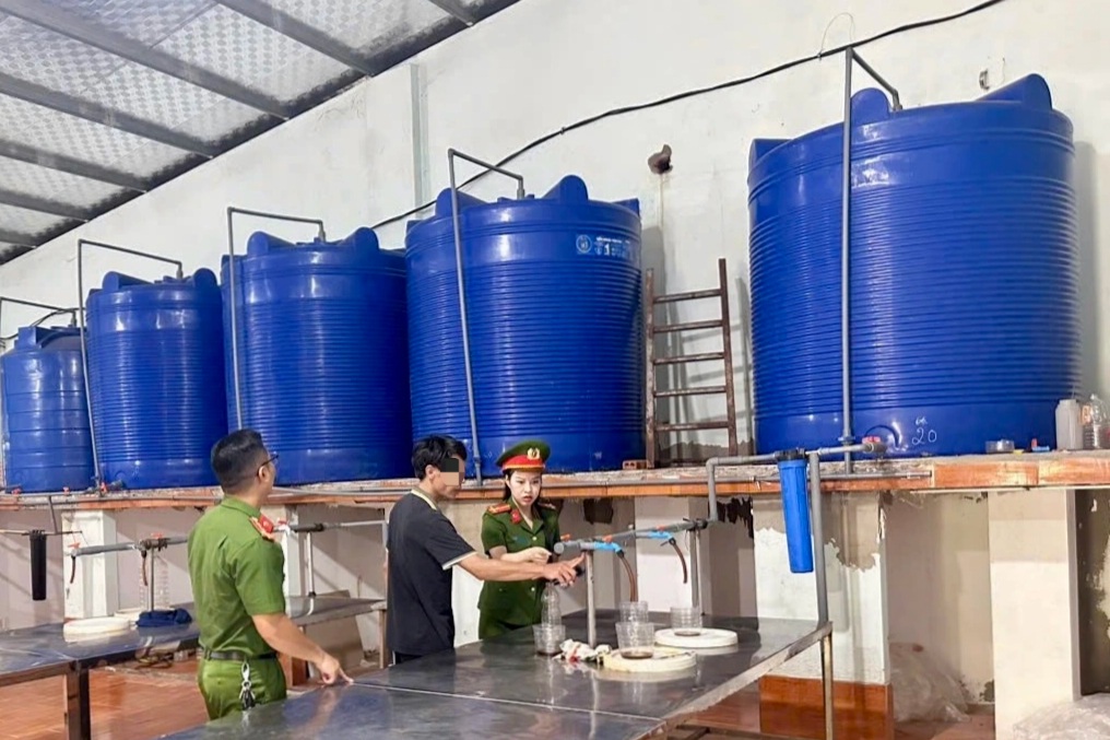 1.000 chai nước mắm bị vứt ở Quảng Nam: Hàng hết hạn bị thu hồi?