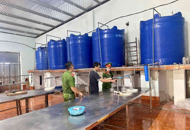 Cảnh sát vào cuộc hé lộ nguồn gốc nghìn chai nước mắm bị vứt bỏ ở bụi rậm ven đường