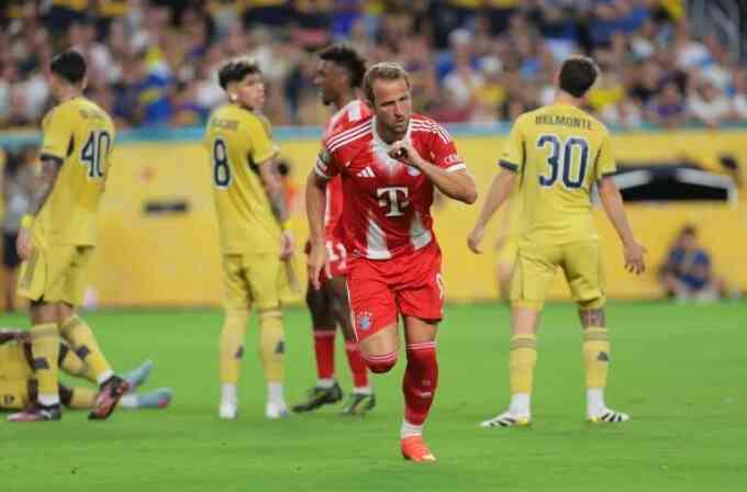 Kane tỏa sáng giúp Bayern giành vé sớm