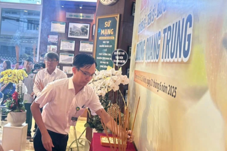 Sinh viên trường y tưởng niệm người thầy từng chỉ đạo ca mổ lịch sử