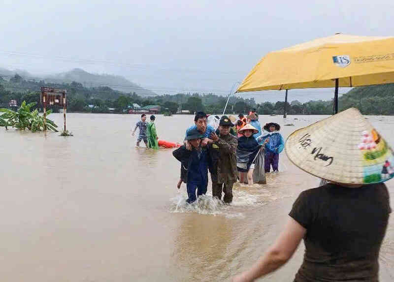 Thái Nguyên huy động hàng trăm cán bộ, chiến sĩ cứu trợ người dân vùng ngập sâu