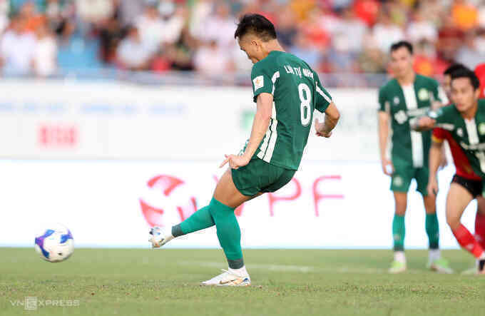 Vì sao Công Phượng nhường đàn em đá phạt đền?