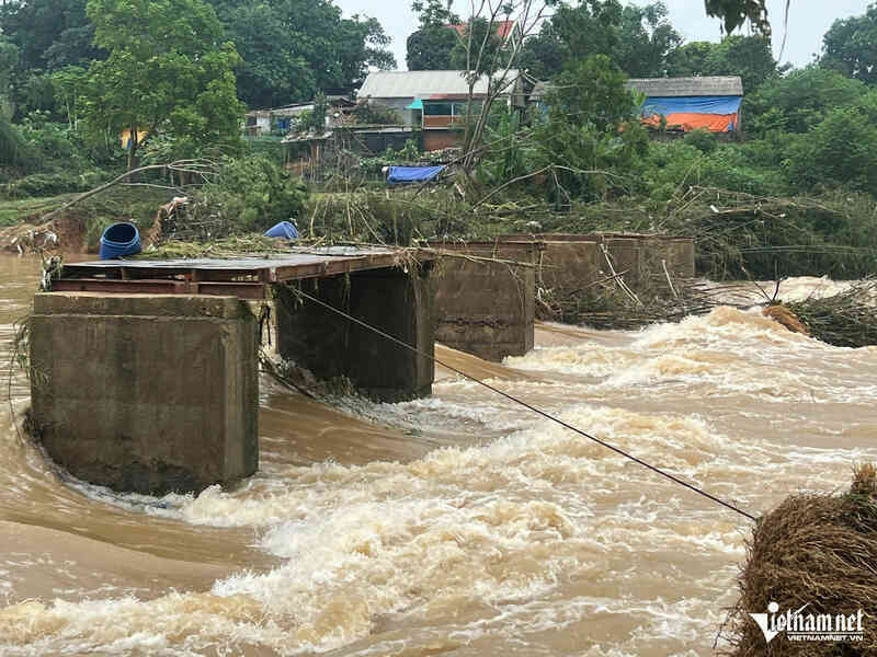 Cầu ngầm tràn 30m bị lũ cuốn phăng, nhiều xóm chìm trong biển nước chỉ trong chốc lát