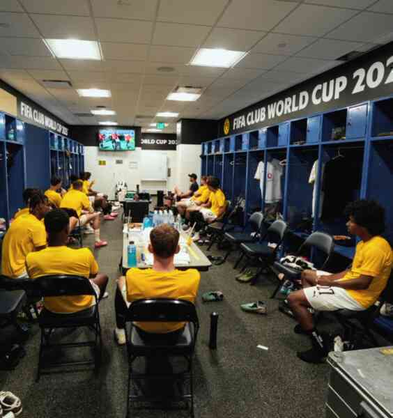Cầu thủ dự bị của Dortmund xem trận đấu trong phòng thay đồ