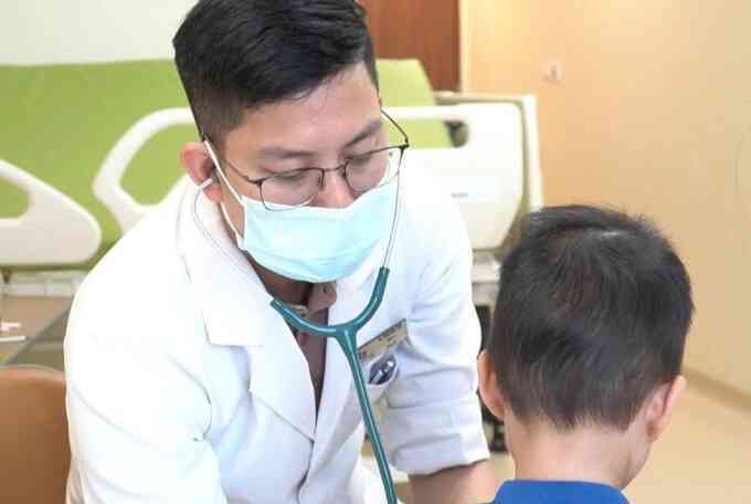 Điều gì xảy ra khi trẻ ngã từ giường xuống đất?
