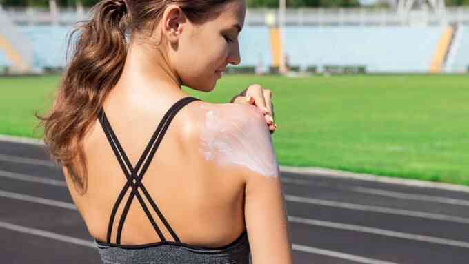 Hướng dẫn dùng kem chống nắng đúng cách khi chạy bộ mùa hè