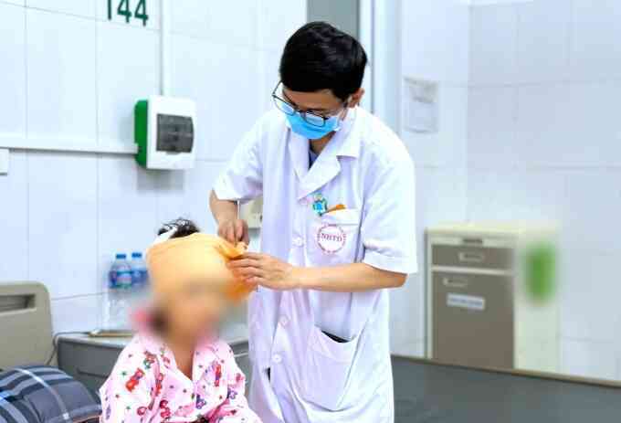 Vì sao không nên chủ quan khi trẻ chơi cùng chó, mèo?