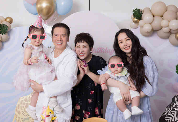 `Bà trùm` showbiz Hong Kong tặng con dâu loạt bất động sản
