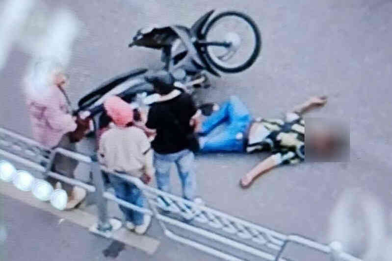 Đâm thẳng vào rào phân làn mới dựng ở Hà Nội, tài xế bị chấn thương sọ não