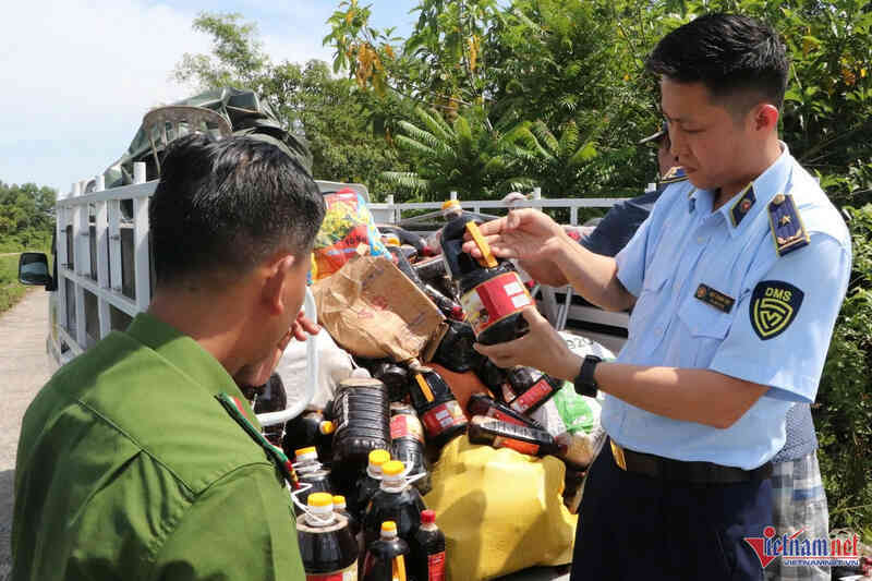 Danh tính người thuê đổ bỏ nghìn chai nước mắm đã hết hạn