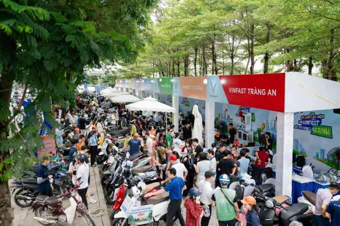 Gần 1.000 người `đổi xăng lấy điện` trong hai ngày