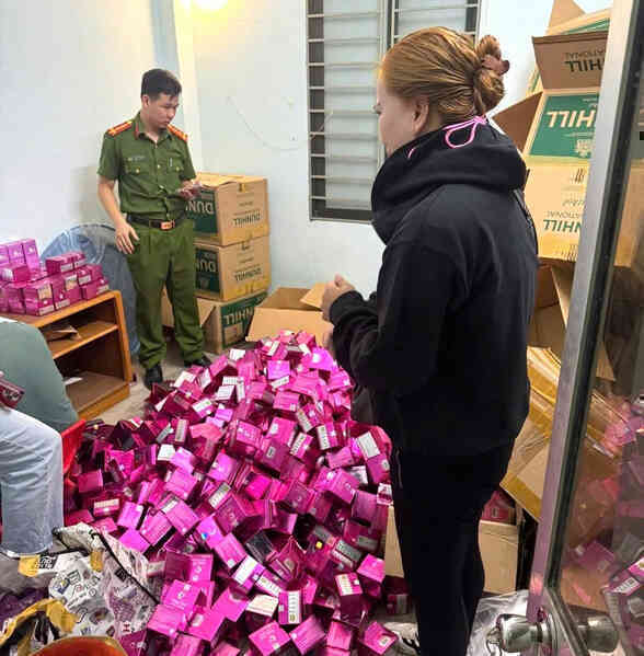 Khởi tố nữ giám đốc sản xuất mỹ phẩm từ kem trôi nổi, dán nhãn 