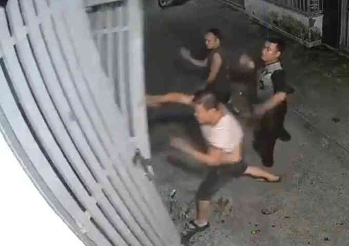 Phá cửa nhà hàng xóm vì bị nhắc nhở hát karaoke quá lớn