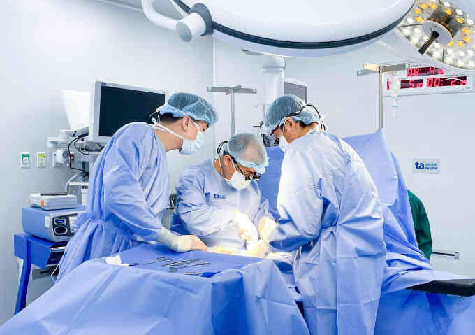 Phẫu thuật `2 trong 1` cho bé trai mắc đa dị tật