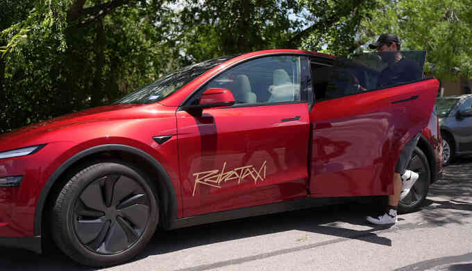 Robotaxi của Tesla bắt đầu chở khách