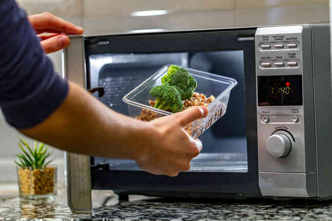 Tác hại của việc quay đồ nhựa trong lò vi sóng