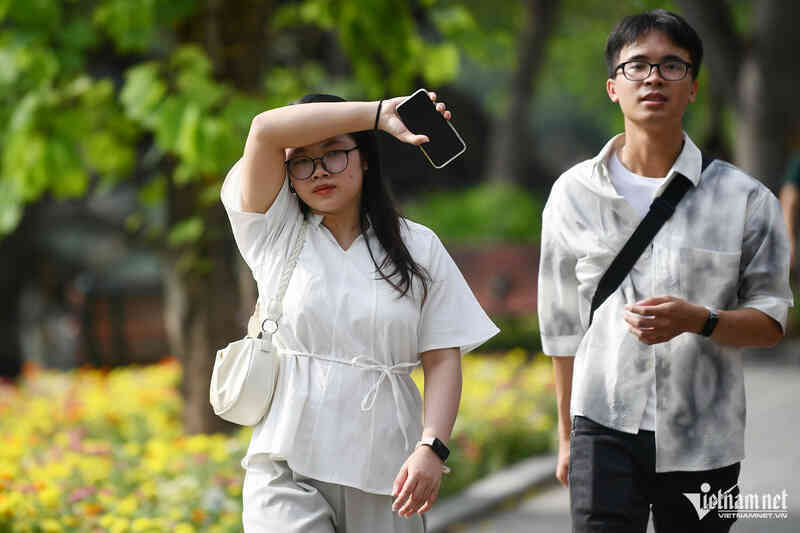Thời tiết Hà Nội 3 ngày tới: Nắng đến 34 độ, mưa giông bất chợt vào chiều tối